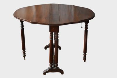 une image représentant une table en bois avec deux pieds et un plateau