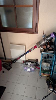 un aspirateur posé sur le sol de la pièce