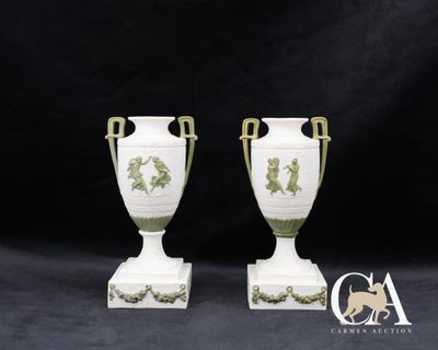 deux vases blancs avec des anses vertes sur fond noir
