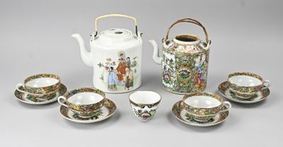 cinq tasses, une théière et un service à thé