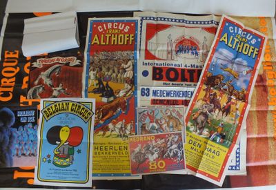 beaucoup d'affiches de films anciens sur la table