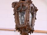 une lampe suspendue au plafond d'un immeuble