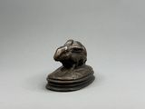 une image représentant une statue en bronze d'un chien posée sur un socle