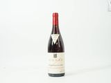 une bouteille de vin posée sur une table