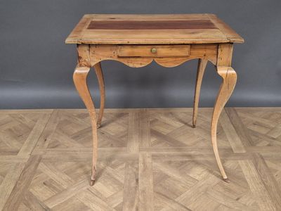 table de style Louis XV en bois fruitier et chêne, ouvrant à…