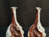 deux vases marron et blancs posés sur une table noire