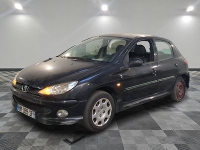 une voiture noire garée sur un sol en damier