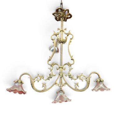 une image d'un lustre suspendu au plafond