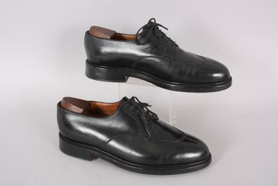 a pair of black leather shoes with laces on them
