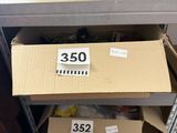 de nombreuses boîtes portant des numéros, posées sur une étagère