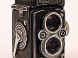 une photo en noir et blanc d'un appareil photo Rolleiflex
