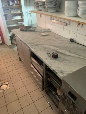 une cuisine où il y a beaucoup de vaisselle posée sur le plan de travail