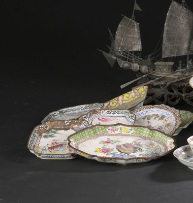 de nombreuses assiettes et tasses sur la table, avec un bateau en arrière-plan