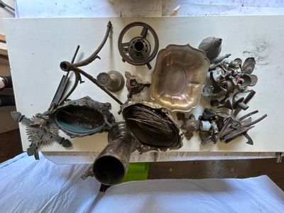 une photo d'un évier sur lequel sont posés de nombreux objets métalliques