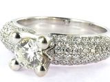 gros plan d'une bague en diamant sur fond blanc