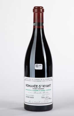 une bouteille de vin posée sur une table