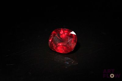 gros plan d'un diamant rouge sur une surface noire
