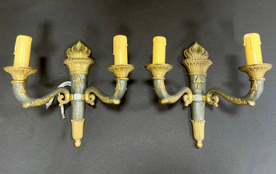trois bougies accrochées au mur les unes à côté des autres