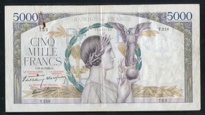 un gros plan sur une feuille de papier sur laquelle figure la photo d'une femme