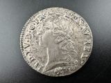 une pièce d'argent portant une tête de femme