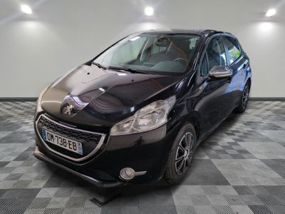 la photo d'une voiture noire garée dans un garage