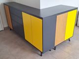 un meuble jaune et gris dans un salon