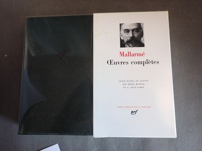 un livre posé sur une table, avec la photo d'un homme sur la couverture