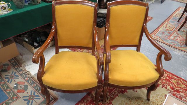 Paire de fauteuils de style restauration garnis de tissu jaune
