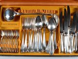 une boîte contenant de l'argenterie sur une table