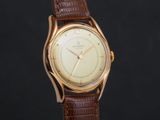 un gros plan d'une montre avec un bracelet marron