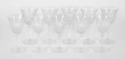 six verres à vin transparents posés les uns à côté des autres sur une surface blanche