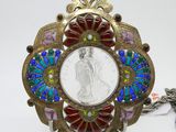 une photo d'un collier sur lequel figure le portrait d'une femme