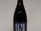 une bouteille de vin posée sur une table