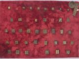 une image représentant un tapis rouge sur lequel sont disposés plusieurs objets métalliques