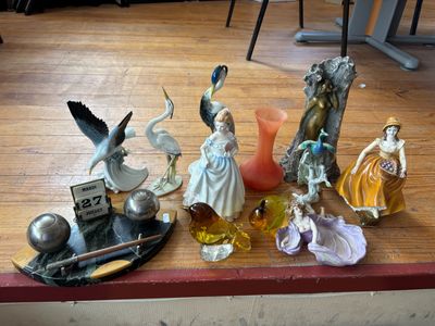 de nombreuses figurines posées sur une table dans une pièce