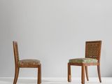 deux chaises en bois avec des assises rembourrées dans une pièce blanche