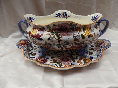 un grand bol et une soucoupe posés sur une table