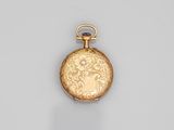 une image représentant une montre de poche en or ornée d'un motif floral