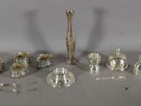 de nombreux objets en argent posés sur une table