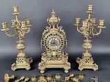 de nombreux types d'horloges et de bougies sur la table