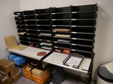 un bureau recouvert de dossiers, dans une pièce