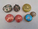 plusieurs types de bijoux posés sur une surface blanche