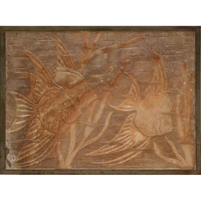 sculpture sur bois représentant un poisson et un poisson sur un morceau de bois