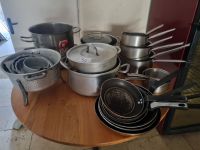 4 marmites inox et alu avec couvercles ; 1 passoire ; 1 séri… (photo 2)