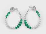 une paire de boucles d'oreilles créoles en émeraude et diamant