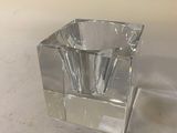 un petit vase en verre transparent posé sur une table