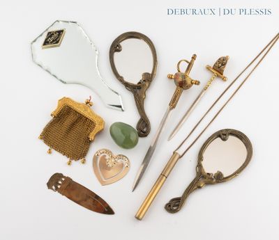 un grand nombre d'objets posés sur une surface blanche