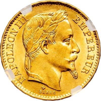 gros plan d'une pièce d'or sur fond blanc