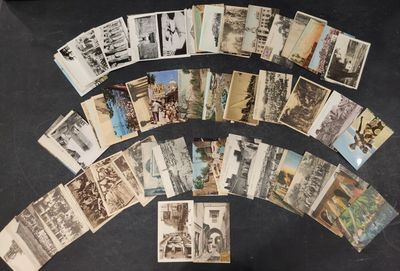 un lot de vieilles cartes postales posées sur une table