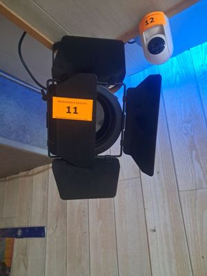 une lumière allumée dans une pièce avec du parquet